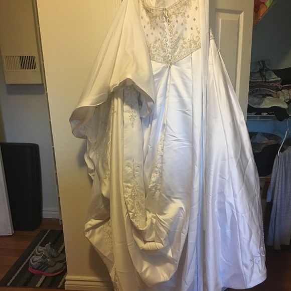 Wedding dress - Picture 4 of 10